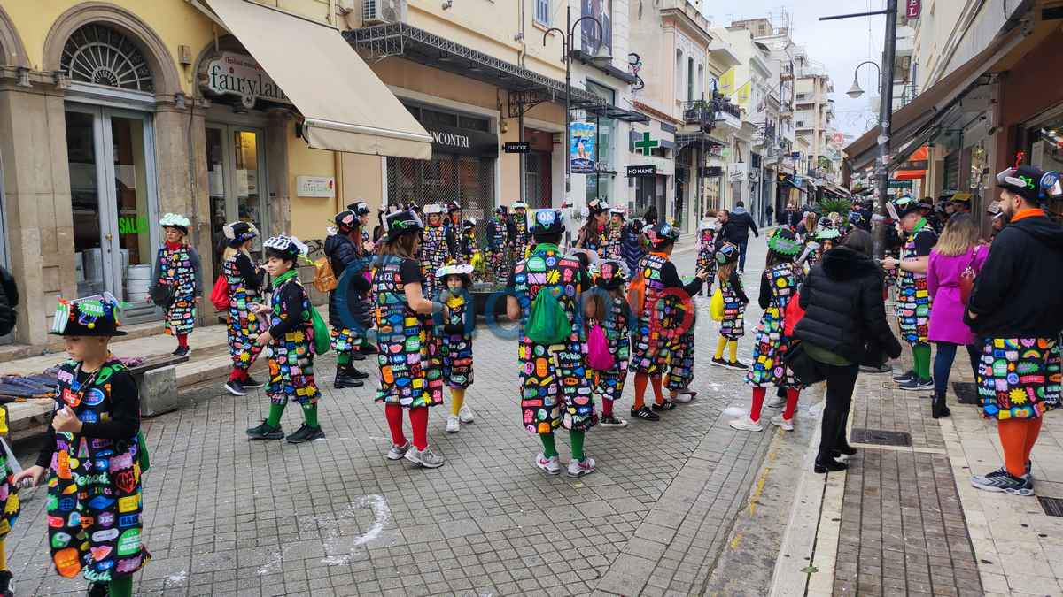 Καρναβάλι των Μικρών: Το πλήρωμα με 120 επισκέπτες από την Αθήνα που έδωσε καρναβαλικό τόνο στο κέντρο