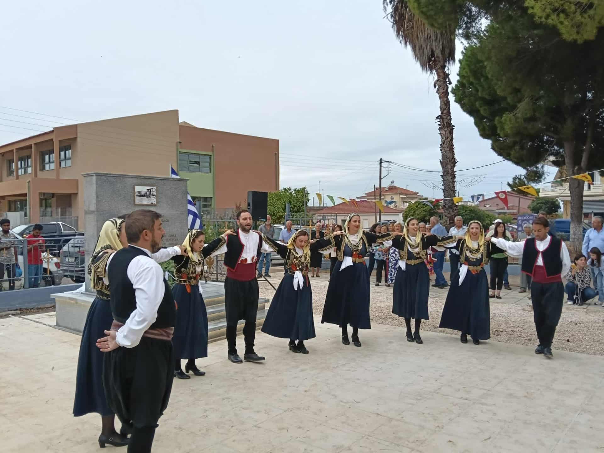 ΔΕΙΤΕ ΦΩΤΟ: Αποκαλυπτήρια του Μνημείου Προσφύγων Μικρασιατικού Ελληνισμού στη Ν. Μανωλάδα