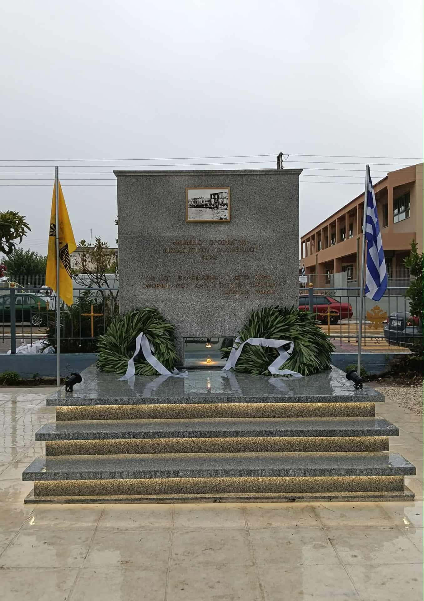 ΔΕΙΤΕ ΦΩΤΟ: Αποκαλυπτήρια του Μνημείου Προσφύγων Μικρασιατικού Ελληνισμού στη Ν. Μανωλάδα