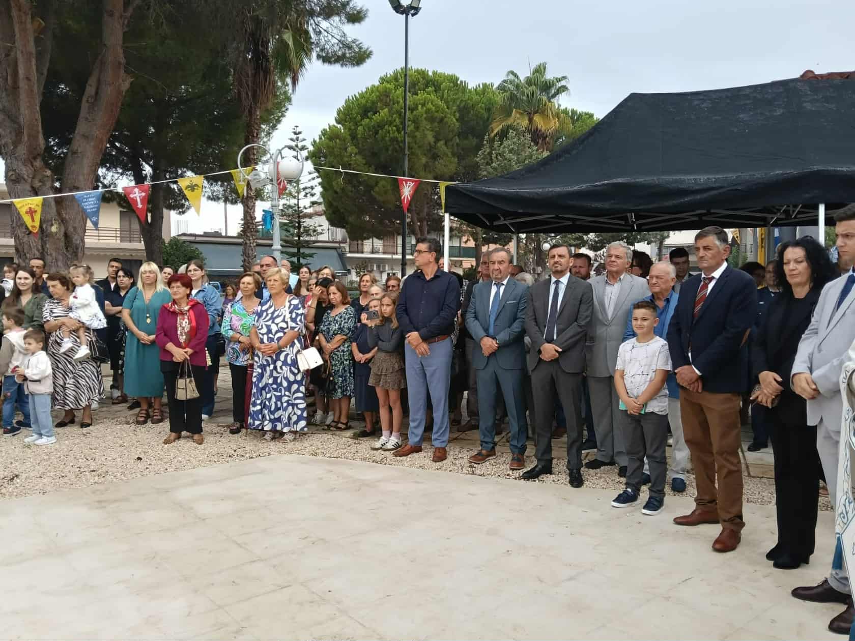 ΔΕΙΤΕ ΦΩΤΟ: Αποκαλυπτήρια του Μνημείου Προσφύγων Μικρασιατικού Ελληνισμού στη Ν. Μανωλάδα
