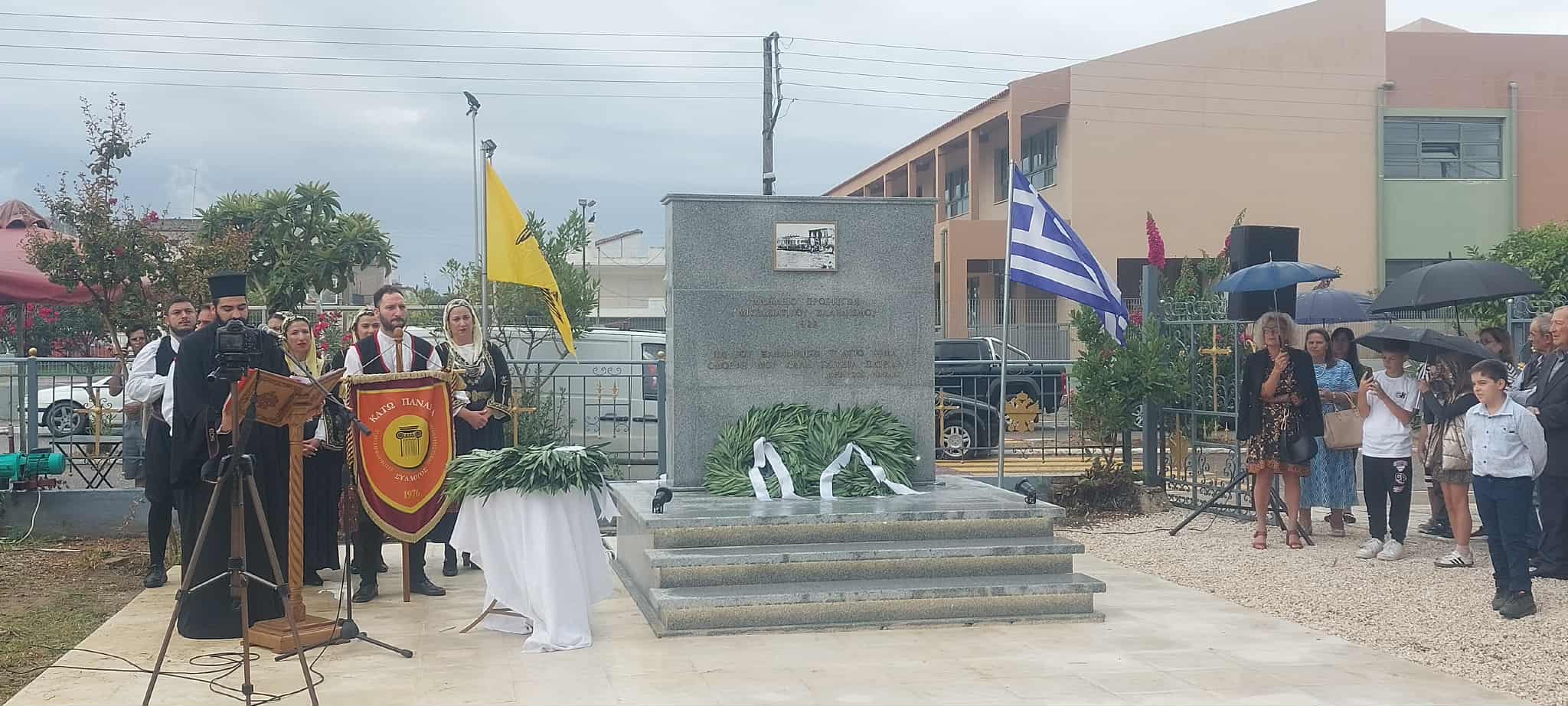 ΔΕΙΤΕ ΦΩΤΟ: Αποκαλυπτήρια του Μνημείου Προσφύγων Μικρασιατικού Ελληνισμού στη Ν. Μανωλάδα