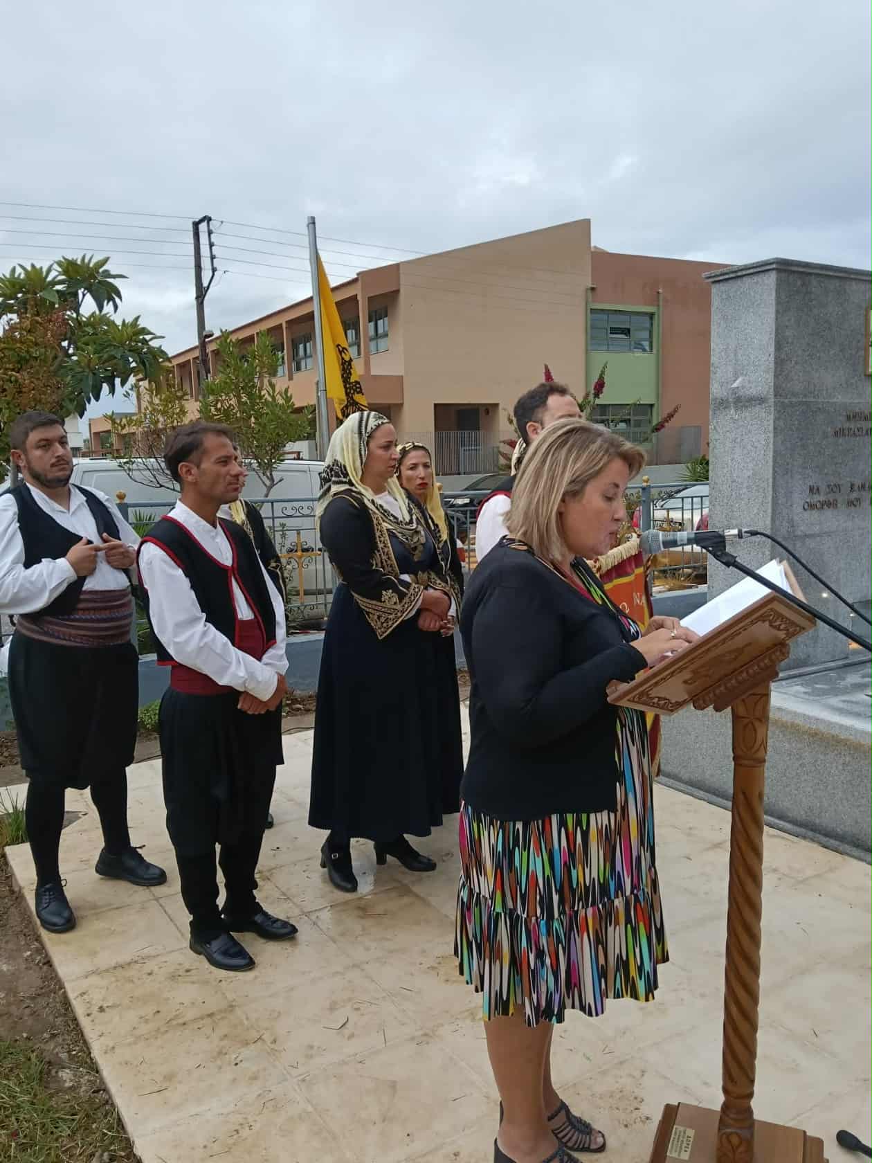 ΔΕΙΤΕ ΦΩΤΟ: Αποκαλυπτήρια του Μνημείου Προσφύγων Μικρασιατικού Ελληνισμού στη Ν. Μανωλάδα